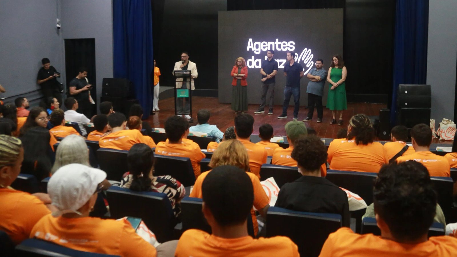 a foto mostra pessoas no palco do teatro antonieta noronha durante o evento